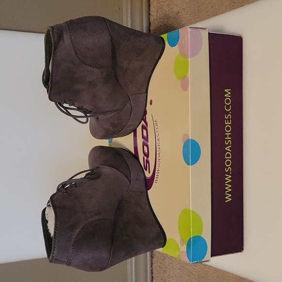 Shoes - Picture 5 of 6